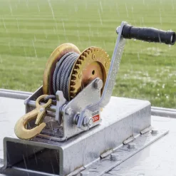 VEVOR Boat Winch, 1600 lbs Hand Winch, Heavy Duty Manual Rope Crank with 32.8ft Steel Wire, Portable Two-Way Ratchet, Anti-Slip Handle, Easy Installation Gear for Boat Trailer ATV Towing