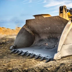 VEVOR Bucket Tooth Bar, 72'', Heavy Duty Tractor Bucket 9 Teeth Bar for Loader Tractor Skidsteer, 4560 lbs Load-Bearing Capacity Bolt On Design, for Efficient Soil Excavation and Bucket Protection
