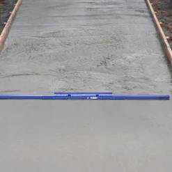 VEVOR Concrete Screed 96 in Length Manual Screed Board Aluminum Alloy Blue, Built-in Bubble Level, Powder-coated Finish, Lightweight Paver Leveling Tool for Patio, Sidewalk, Garage Floor Finishing