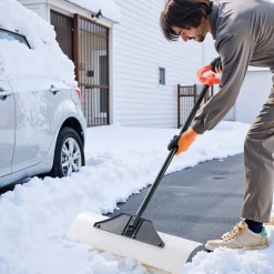 VEVOR Snow Pusher Shovel, 30 in Outdoor Snowplow Shovel with Ergonomic Grip, HDPE Plastic Blade, Winter Shovels with Segmented Handle, Metal Edged Strip, Portable Snow Removal Tool for Driveway Garden