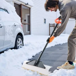 VEVOR Snow Pusher Shovel, 24 in Wide Outdoor Snowplow Shovel with Ergonomic Grip, HDPE Plastic Blade, Winter Shovels with Segmented Handle, Portable Snow Removal Tool for Driveway Garden Camping